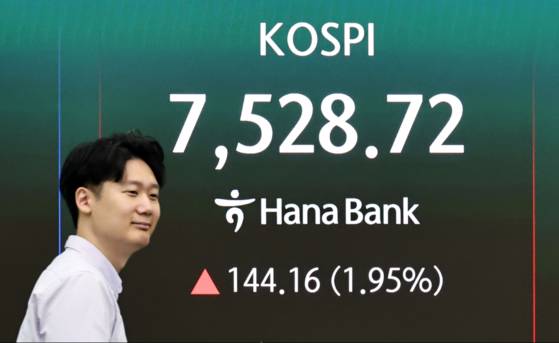 7일 서울 중구 하나은행 딜링룸 현황판에 코스피가 표시되고 있다. 이날 코스피는 전 거래일 대비 114.51포인트(1.55%) 오른 7,499.07에, 코스닥은 0.66포인트(0.05%) 오른 1,210.83에 개장했다. 코스피는 장중 7,500을 돌파하며 또 최고치를 경신했다. 〈사진=연합뉴스〉
