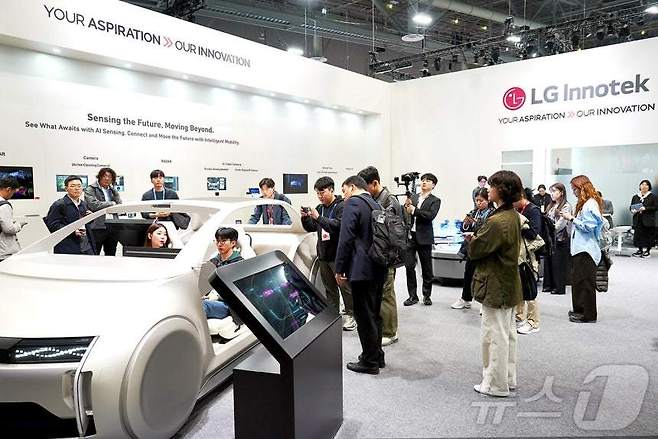 LG이노텍 모빌리티설루션 홍보부스에 CES 참관객이 방문해 체험을 하고 있다.(LG이노텍 제공)/뉴스1