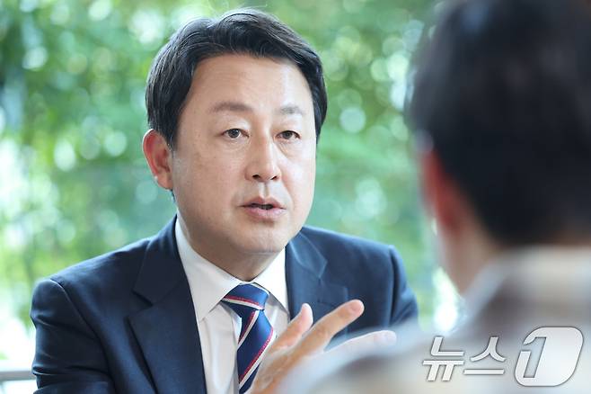 김용남 더불어민주당 경기 평택시을 국회의원 후보가 6일 서울 여의도 국회 의원회관에서 뉴스1과 인터뷰를 하고 있다. ⓒ 뉴스1 신웅수 기자