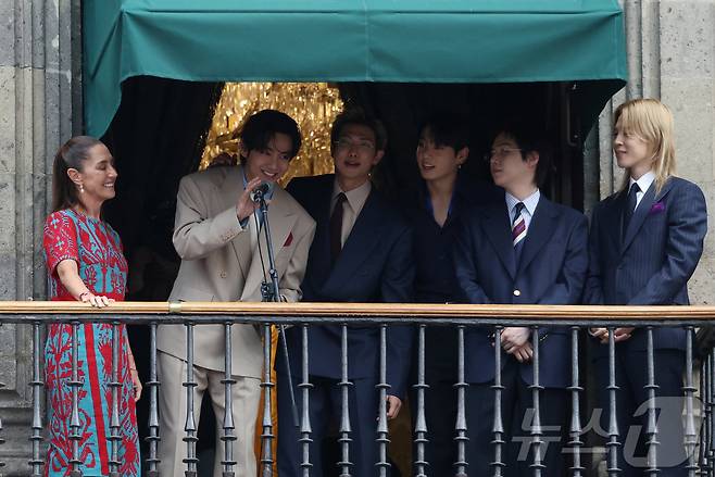 클라우디아 셰인바움 멕시코 대통령과 BTS 멤버들이 6일(현지시간) 멕시코시티 대통령궁 발코니에 올라 시민들과 팬들에게 인사하고 있다./2026.5.6 ⓒ 로이터=뉴스1