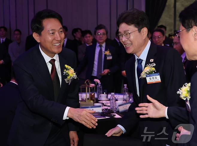 정원오 더불어민주당 서울시장 후보와 오세훈 국민의힘 서울시장 후보가 7일 서울 여의도 페어몬트 앰배서더 호텔에서 열린 뉴스1 미래포럼에서 인사하고 있다. 2026.5.7 ⓒ 뉴스1 임세영 기자
