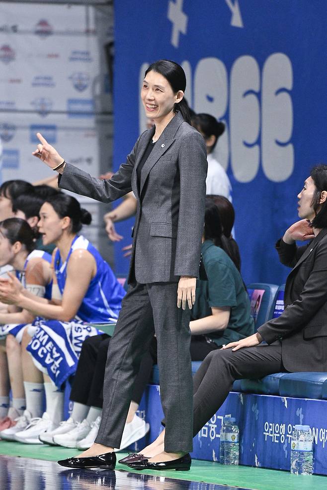아산 우리은행 신임 사령탑에 오른 전주원 감독. 사진 | WKBL