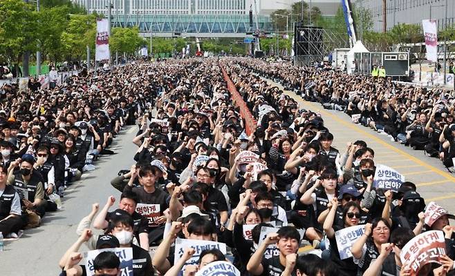 지난달 23일 경기도 평택시 삼성전자 평택캠퍼스 앞에서 열린 삼성전자 노동조합 공동투쟁본부의 '투명하게 바꾸고, 상한폐지 실현하자-4/23 투쟁 결의대회'에서 조합원들이 구호를 외치고 있다. 연합뉴스