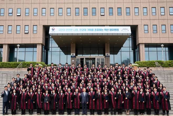 정성호 법무부 장관과 신임 검사들이 7일 경기 과천시 과천정부청사에서 열린 신임 검사 임관식을 마친 후 기념사진을 촬영하고 있다. 법무부
