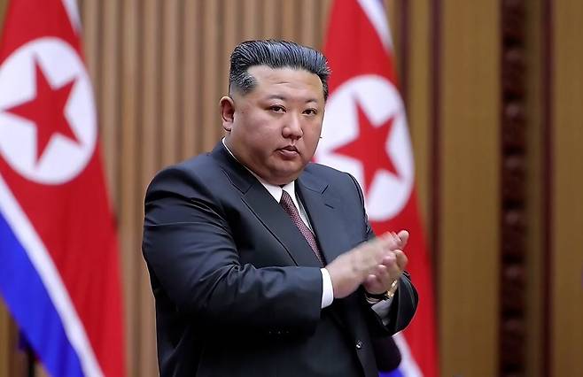 북한은 지난 22일 김정은 국무위원장이 참석한 가운데 평양에서 최고인민회의 제15기 1차 회의를 열고 김정은을 국무위원장으로 재추대했다고 조선중앙TV가 23일 보도했다. /조선중앙TV 연합뉴스