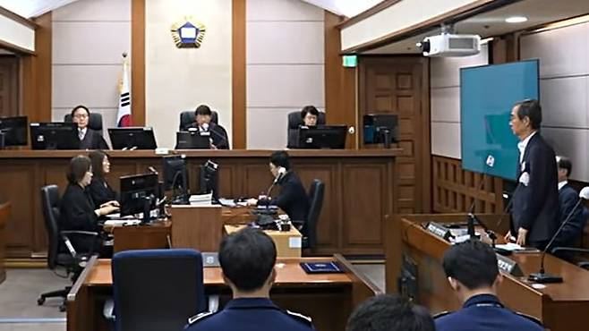 한덕수 전 총리가 7일 오전 서울 서초구 서울고등법원에서 열린 내란 중요 임무 종사 혐의 2심 선고 공판에서 선고를 받고 있다. 이날 재판부는 징역 15년을 선고했다./서울고등법원