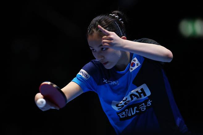 여자 탁구 대표팀 김나영이 7일 영국 런던에서 열린 2026 ITTF 세계탁구선수권 8강에서 세계 랭킹 1위 중국 쑨잉사와 접전을 펼치고 있다./로이터 연합뉴스