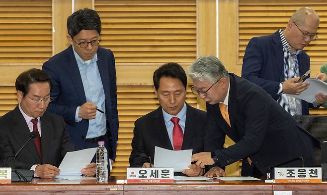 국민의힘 오세훈 서울시장 후보와 유정복 인천시장 후보, 개혁신당 조응천 경기도지사 후보가 2026년 5월 4일 국회 의원회관에서 더불어민주당이 추진하는 '윤석열 정부 조작 수사·기소 의혹 특검법안'에 대한 대응 방안을 논의하기 위해 회동하고 있다. /김지호 기자