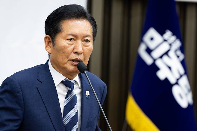 정청래 더불어민주당 대표가 7일 서울 여의도 국회에서 열린 의원총회에서 모두 발언을 하고 있다./뉴스1