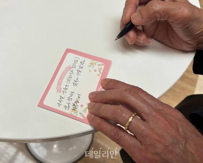 서울성모병원 본관 내부에 마련된 감사 이벤트존. 이지열 서울성모병원장에게 한 내원객이 감사의 편지를 적고 있다. ⓒ데일리안 김효경 기자