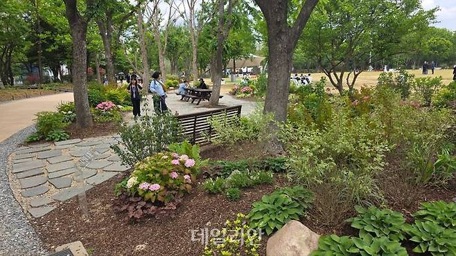 IPARK현대산업개발이 서울숲에 조성한 ‘숨 쉬는 땅, 깨어나는 정원’. ⓒ데일리안 이수현 기자