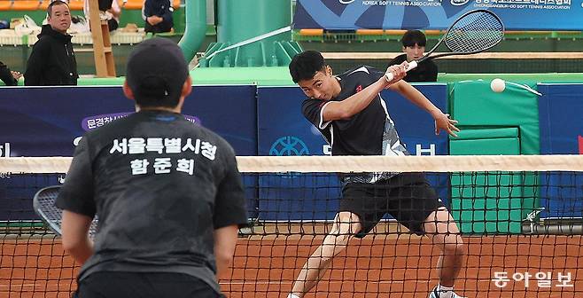 순청시청의 강혜준(오른쪽)이 6일 경북 문경국제소프트테니스장에서 열린 서울시청과의 제104회 동아일보기 전국소프트테니스대회 일반부 남자 단체전 결승에서 샷을 하고 있다. 순천시청이 3-2로 이겨 창단 후 첫 동아일보기 우승을 차지했다. 문경=김재명 기자 base@donga.com