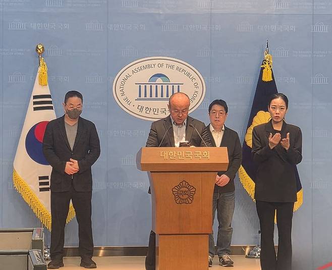 민경권 대한민국 주주운동본부 대표가 7일 오전 서울 여의도 국회 소통관에서 열린 삼성전자 파업관련 기자회견에서 발언하고 있다. 사진=이동혁 기자