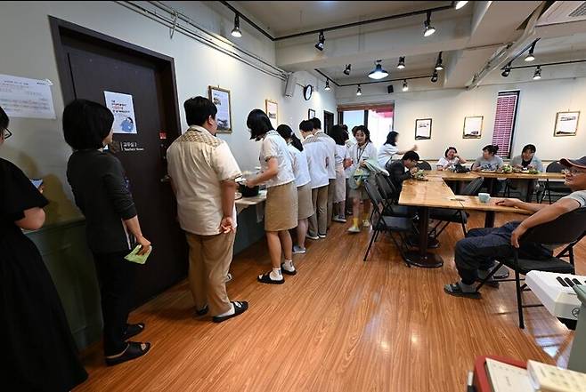 보스턴독립영화제에서 심사위원 대상을 받은 ‘스쿨 포 디펙터스’(School For Defectors)의 한 장면. 탈북 학생들이 점심을 먹고 있다. 장대현중고등학교 제공