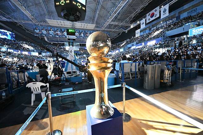 2025~2026 남자프로농구 고양 소노와 부산 케이씨씨(KCC)의 챔피언결정전에 대한 관심이 뜨겁다. 한국농구연맹 제공