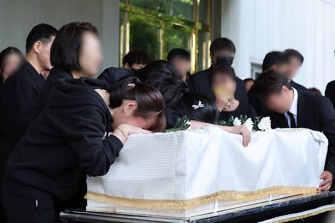 7일 아침 광주광역시 광산구 한 장례식장에서 5일 새벽 20대 남성의 흉기에 찔려 숨진 고교생의 발인이 진행되고 있다. 연합뉴스