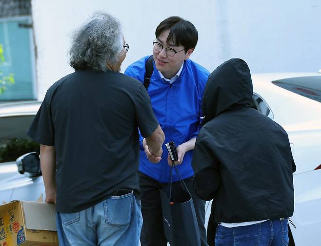 부산 북갑 국회의원 보궐선거 더불어민주당 후보 하정우 전 청와대 AI 미래기획수석비서관이 4일 부산 북구 구포동 일대를 돌며 유권자들을 만나고 있다. 부산=연합뉴스