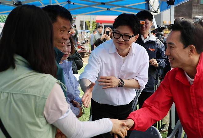 부산 북갑 국회의원 보궐선거에서 국민의힘 공천을 바라는 박민식 전 국가보훈부 장관과 무속소 출마를 공식화한 한동훈 전 국민의힘 대표가 4월 26일 부산 구포초에서 열린 동문회 운동회에서 주민에게 인사를 하고 있다. 부산=연합뉴스