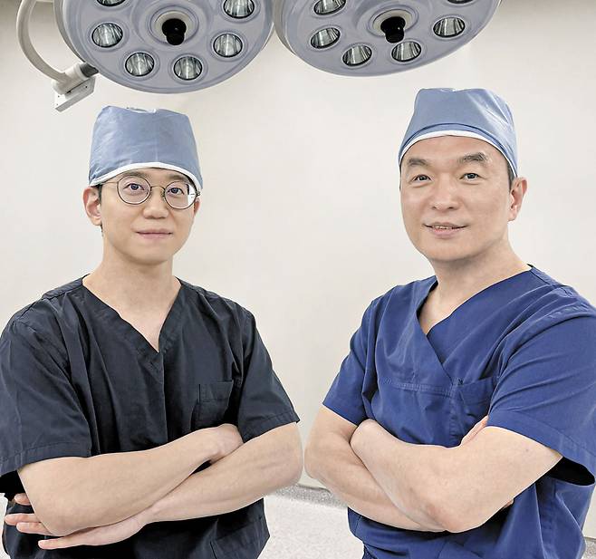 천용민 대표원장(오른쪽)과 신주철 원장. /연세천용민정형외과의원 제공