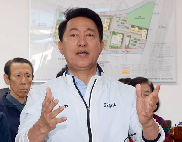오세훈 국민의힘 서울시장 후보가 4일 서울 구로구 온수역 역세권 활성화사업 현장을 찾아 주민들과 간담회를 하고 있다. [사진=연합뉴스]
