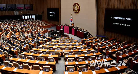 7일 서울 여의도 국회에서 열린 제435회 국회(임시회) 제1차 본회의에서 대한민국 헌법 개정안이 상정되고 있다. 국민의힘 의원들의 자리가 비어 있다. [사진=곽영래 기자]