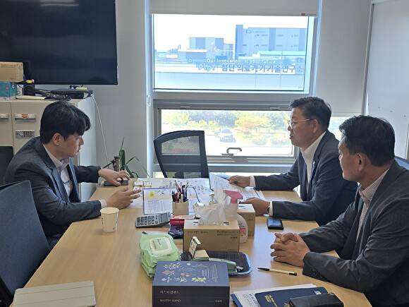 정화영 군수 권한대행이 새만금개발청을 찾아 새만금 투자와 부안지역 연계 방안 등을 논의하고 있다. [사진=부안군 ]