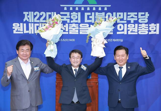 더불어민주당 원내대표로 재선출된 한병도 의원(가운데)이 6일 국회에서 열린 의원총회에서 정청래 대표와 기념촬영을 하고 있다. 민주당 원내대표가 연임한 것은 이번이 처음이다. 임현동 기자