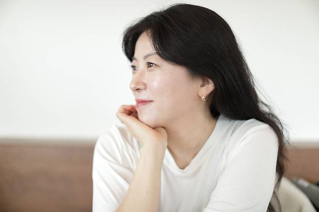 비(非)인간 존재를 통해 평범한 인간의 마음을 이야기하는 시인 김복희가 다섯 번째 시집 『생 마음』(아래 사진)을 냈다. [사진 현대문학]