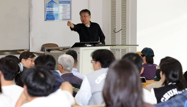 지난달 30일 오후 중앙대학교에서 특별강연을 하고 있는 장하준 교수. 강정현 기자