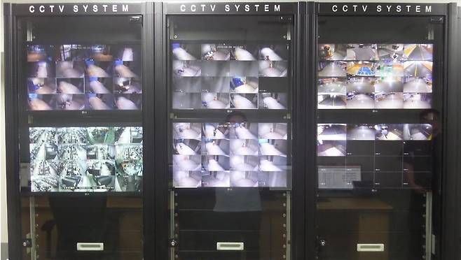 회사는 공장 전체에 CCTV를 설치해 출입 인원을 관리한다. 촬영이나 저장매체 반입,반출도 엄격히 제한된다. 사진 회사 제공