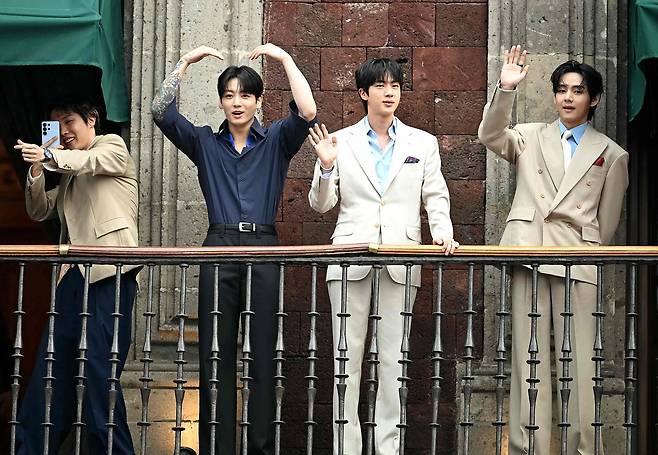 BTS 멤버 제이홉, 정국, 진, 뷔가 6일(현지시간) 멕시코 멕시코시티 소칼로 광장 국립궁전 발코니에서 팬들에게 인사하고 있다. BTS는 7일과 9~10일 멕시코시티 에스타디오 GNP 세구로스에서 3차례 공연을 연다. AFP=연합뉴스