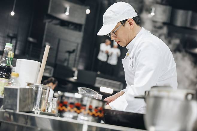 지난 13일 넷플릭스 요리 서바이벌 예능 '흑백요리사' 시즌 2가 백수저 재도전자 최강록 셰프의 우승으로 막을 내렸다. 사진 넷플릭스