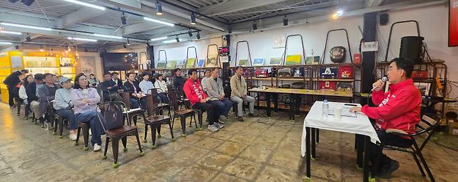 ▲ 최승준(왼쪽 사진) 더불어민주당 정선군수 예비후보와 최철규 국민의힘 정선군수 예비후보는 6일 정선아리랑시장 내 ‘같이’에서 정선군 제조·가공협의회가 주최한 제조 가공협의회 회원과의 간담회에 참석했다.