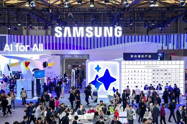 AWE 2024가 열리고 있는 중국 상하이 삼성전자 전시관에서 관람객들이 다양한 제품과 솔루션들을 체험하고 있다. 사진=삼성전자