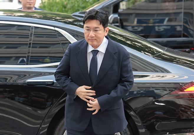 지난해 9월 기업공개(IPO)를 앞두고 투자자들을 속여 지분을 팔게 한 의혹을 받는 방시혁 하이브 의장이 서울 마포구 서울경찰청 금융범죄수사대에 피의자 신분으로 출석하는 모습. 사진=연합뉴스