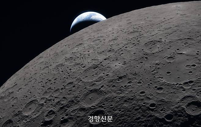 달 표면의 선명한 모습과 멀리 지평선 너머로 지구가 지고 있다. NASA 제공