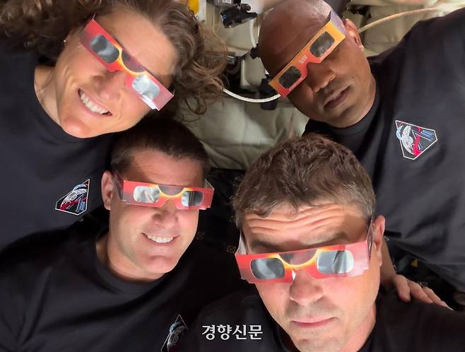 아르테미스 2호 우주비행사 크리스티나 코흐(왼쪽 위), 제레미 한센(왼쪽 아래), 사령관 리드 와이즈먼(오른쪽 아래), 빅터 글로버(오른쪽 위)가 달 근접 비행 중 일식 관측용 안경을 착용하고 있다. NASA 제공