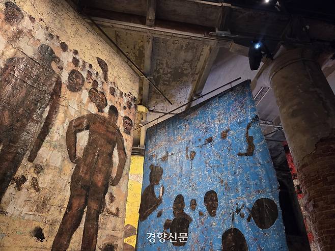 제61회 베니스비엔날레 아르세날레 본전시장에 걸린 칼로키 냐마이의 대형 작품들. 베네치아 | 윤승민 기자