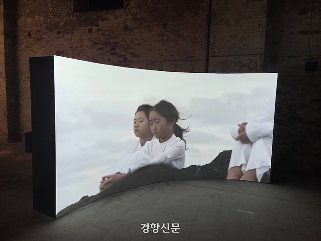 제61회 베니스비엔날레 아르세날레 본전시장에 상영되는 요이의 ‘숨 오케스트라’(2026). 베네치아 | 윤승민 기자