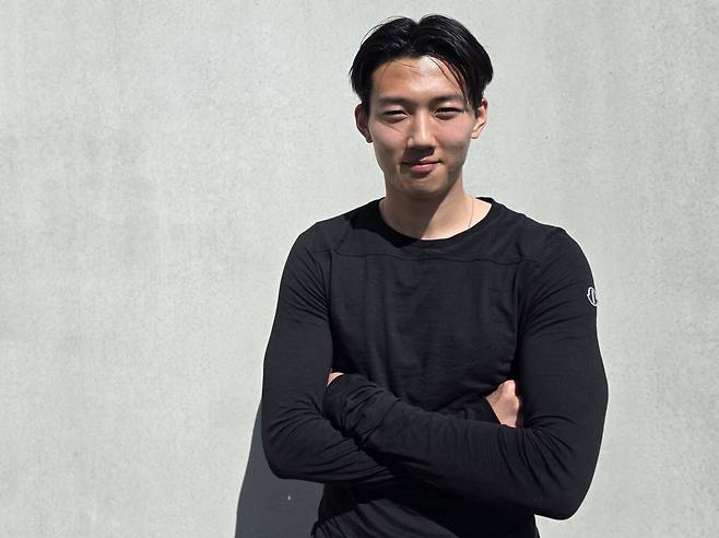 한국 남자축구 국가대표 수비수 이한범이 지난달 덴마크 헤르닝의 미트윌란 훈련장에서 2026 북중미 월드컵에 대한 기대감을 드러내며 미소를 짓고 있다.  헤르닝 | 황민국 기자