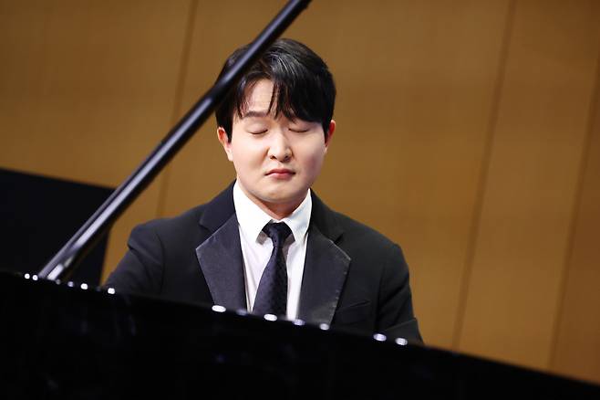 피아니스트 선우예권이 7일 서울 영등포구 신영체임버홀에서 연주하고 있다. 연합뉴스