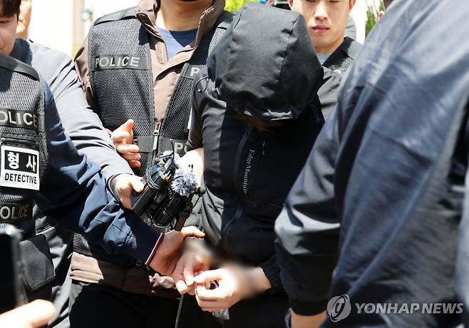 7일 광주 동구 광주지방법원에서 ‘묻지마 살인’ 피의자 장모씨가 구속 전 피의자 심문(영장실질심사)을 마친 뒤 이동하고 있다. 연합뉴스