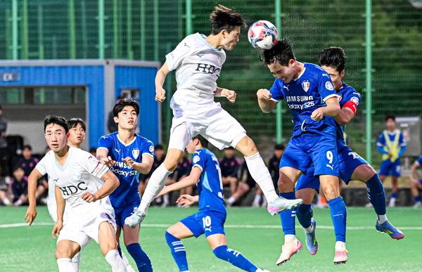 지난해 5월 열린 제46회 대한축구협회장배 전국 고등학교 축구대회에서 개성고(부산아이파크 U18)와 매탄고(경기수원삼성 U18) 선수들이 치열하게 공중볼 다툼을 하고 있다. 국제신문DB