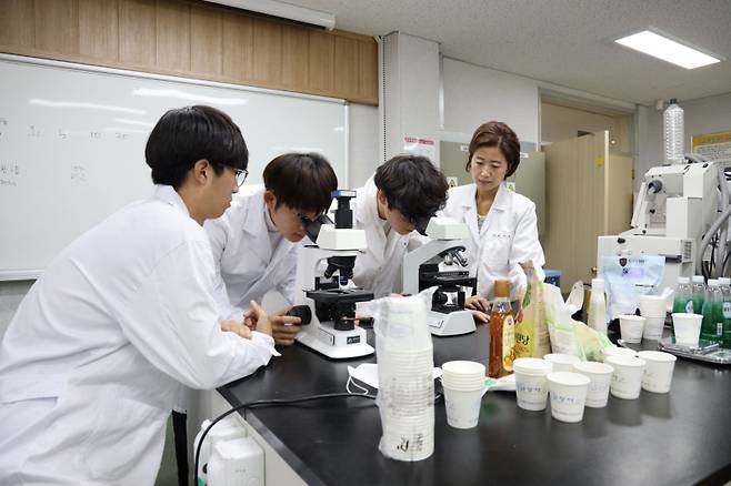 경일대 조기취업형 계약학과 재학생들이 맞춤형 전문인력양성 교육을 받고 있다. 경북도 제공.