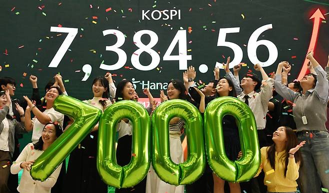 코스피가 7천을 돌파한 6일 서울 중구 하나은행 본점 딜링룸에서 직원들이 축하 세리머니를 하고 있다. 이한형 기자