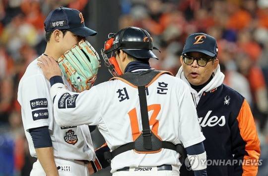 양상문 투수코치 (오른쪽)