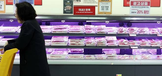 지난달 소비자물가가 1년 9개월 만에 가장 큰 폭으로 뛰었다. 석유류가 20% 넘게 오르는 등 중동 전쟁에 따른 국제유가 상승이 물가에 본격적으로 영향을 미치는 모습이다. 농축수산물도 하락하며 ‘밥상 물가’도 크게 내렸다. 사진은 용산점 이마트에서 시민이 장을 보는 모습. [김재훈 기자]