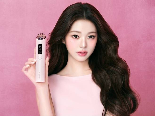 뷰티 디바이스 브랜드 메디큐브 에이지알(AGE-R)의 모델 장원영. [에이피알]