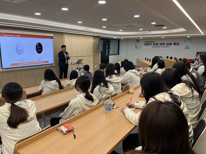 6일 경기 의정부시 경민비즈니스고 대강의실에서 김부식 매일경제아카데미 연구원이 경제 교육을 진행하고 있다. 형세미 연구원