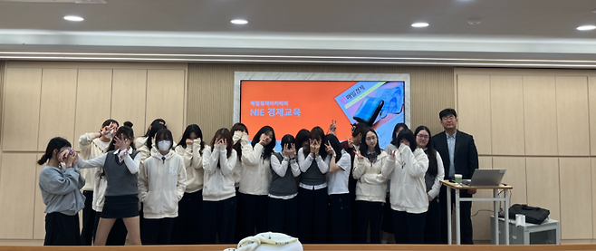 2026 청소년 경제교육 특강이 끝난 뒤 단체 사진을 찍는 모습. 형세미 연구원